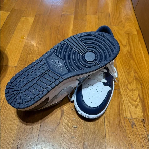 Nike Navy and White Sneakers - Picture 3 of 5